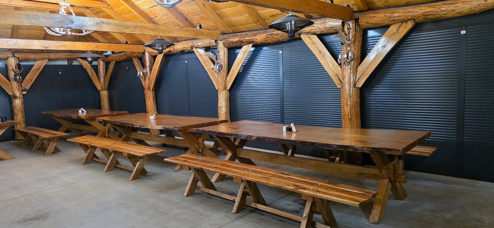 Chwila odpoczynku nad łowiskiem (1)