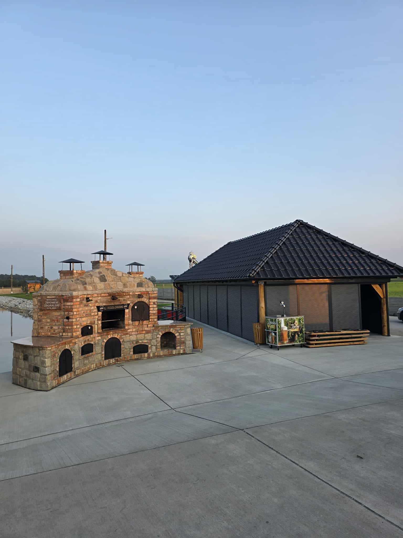 Chwila odpoczynku nad łowiskiem (3)