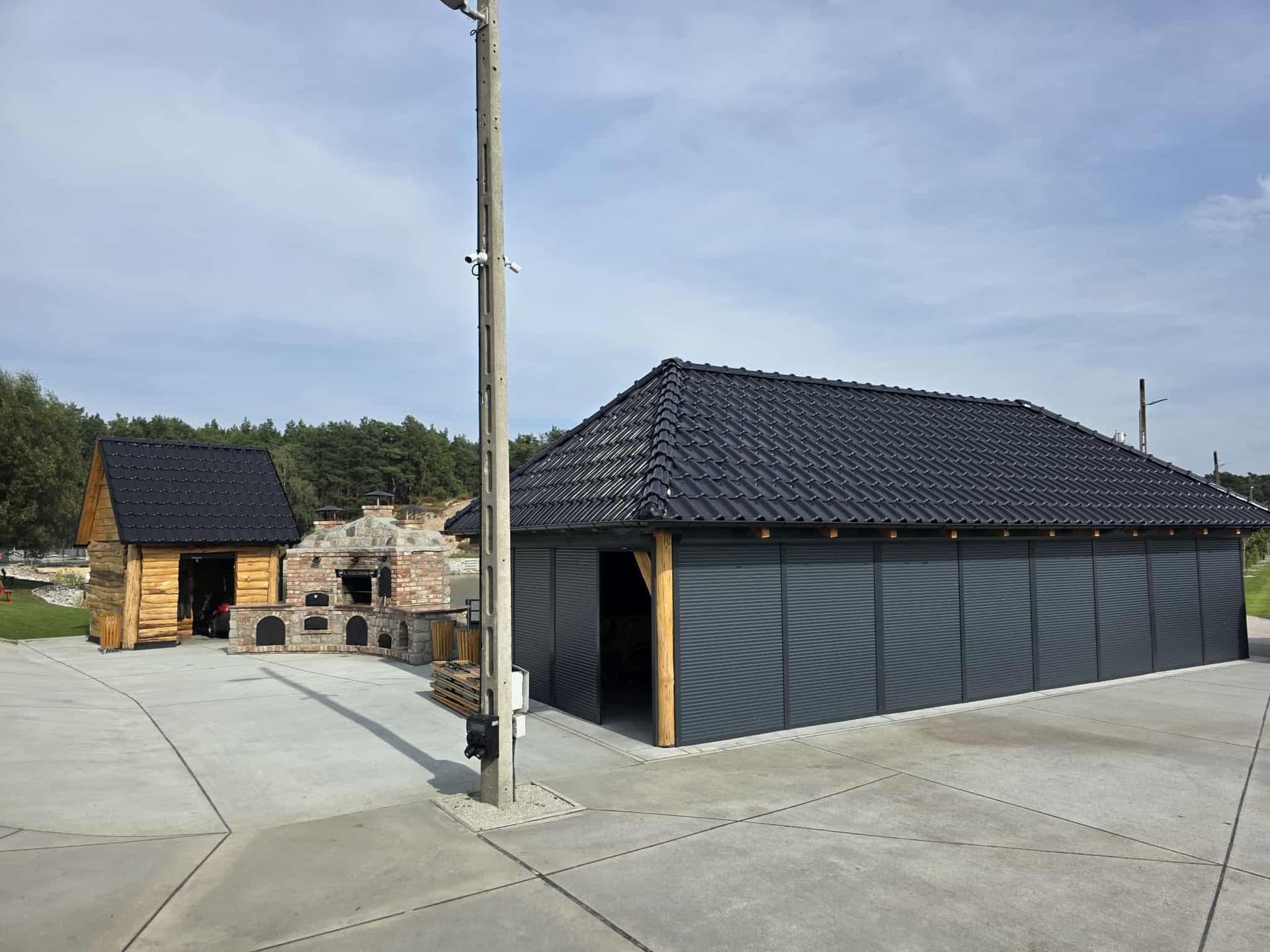 Chwila odpoczynku nad łowiskiem (4)