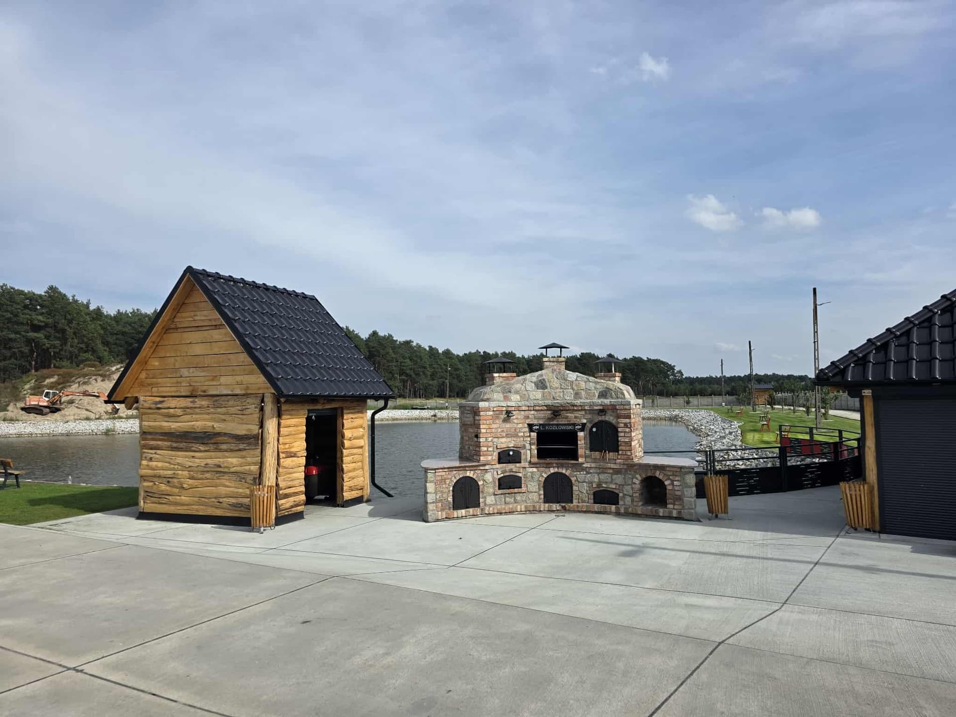 Chwila odpoczynku nad łowiskiem (5)