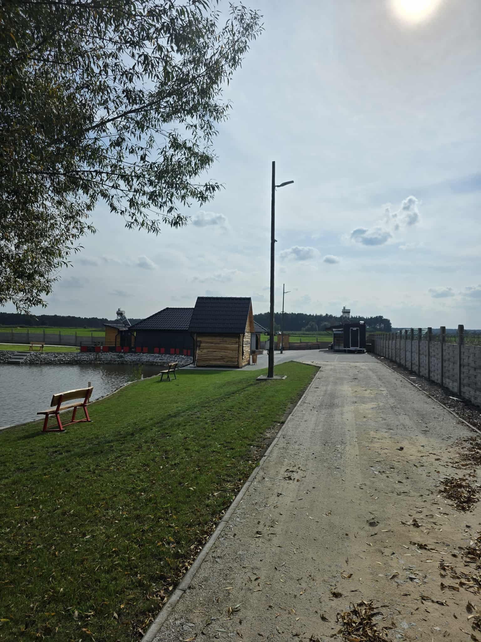 Chwila odpoczynku nad łowiskiem (6)