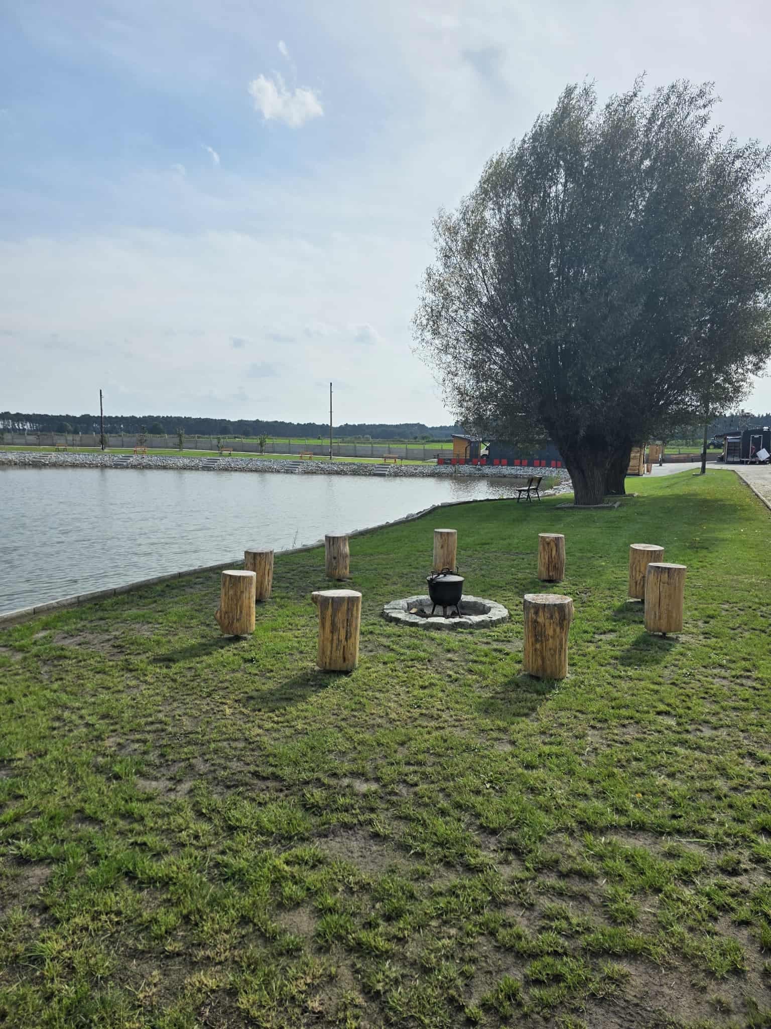 Widok na łowisko otoczone zielenią