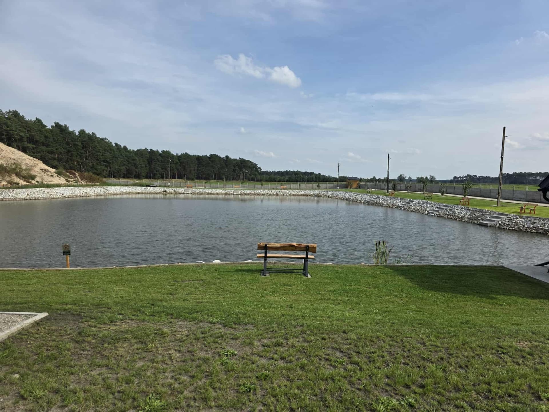 Widok na łowisko otoczone zielenią