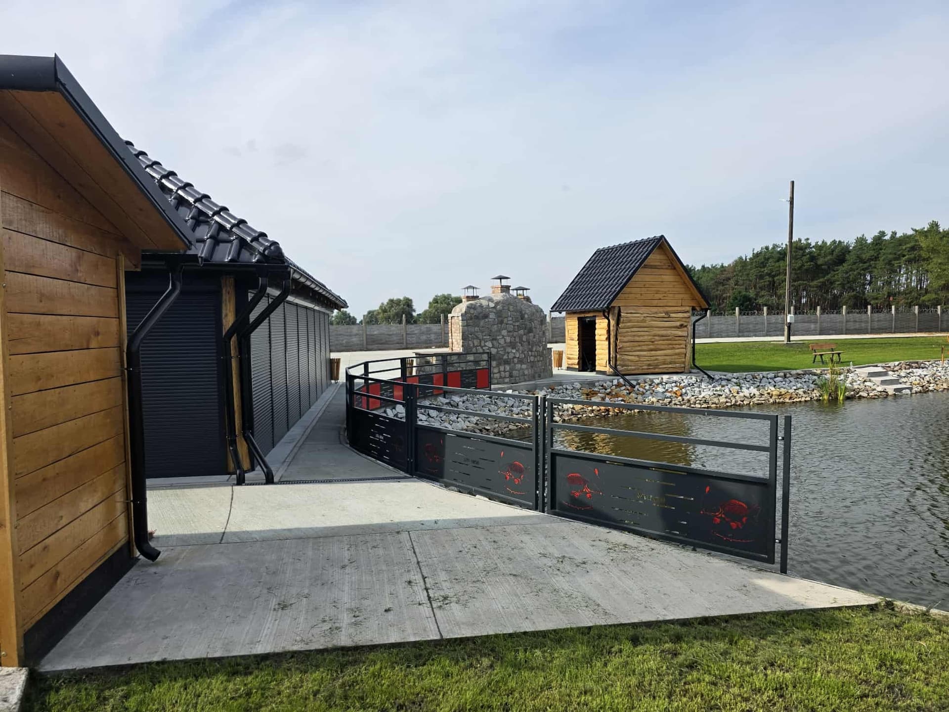 Chwila odpoczynku nad łowiskiem (9)